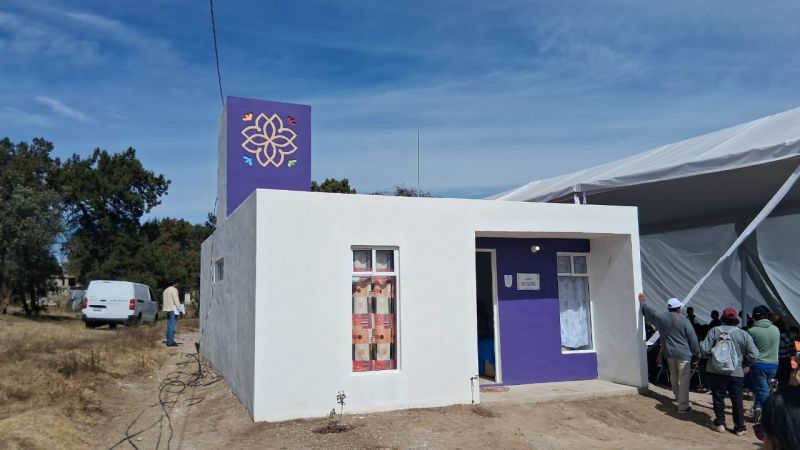 Gobierno del Estado entrega apoyos de vivienda en Xaloztoc